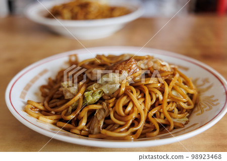 Kuroishi yakisoba immediately after serving (vertical composition) 98923468