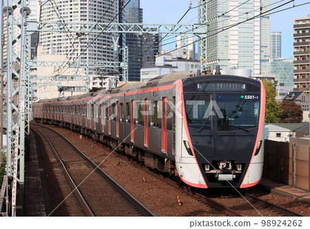 在京急線新馬場站附近運行的東京都 5500 系列 98924262