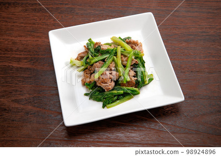 Yuma-na and bacon stir-fry 98924896