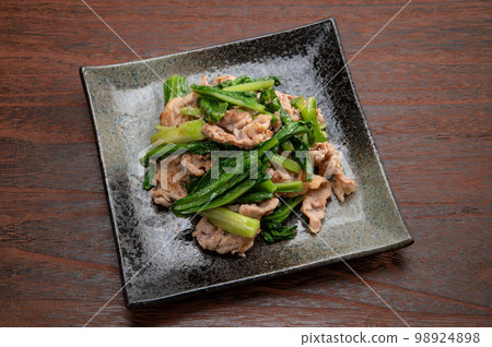 Yuma-na and bacon stir-fry 98924898