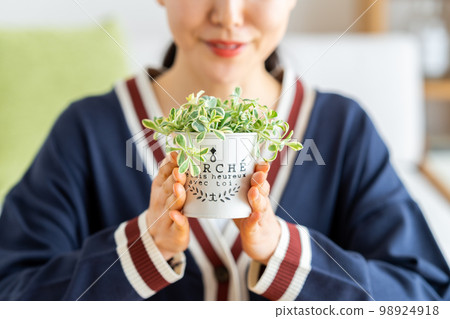 種植室內植物的年輕女子 98924918