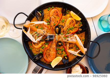 Portion of fresh seafood paella Portion of fresh seafood paella 98925060