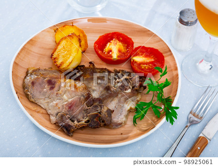 Appetizing pork with potatoes and tomato 98925061