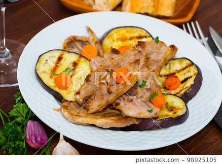Mutton loin chops grilled with eggplant 98925105