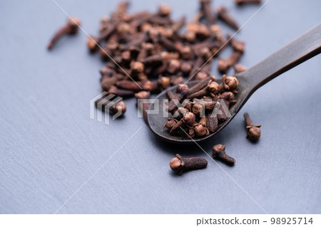Clove spice powder grain Clove spice powder grain 98925714