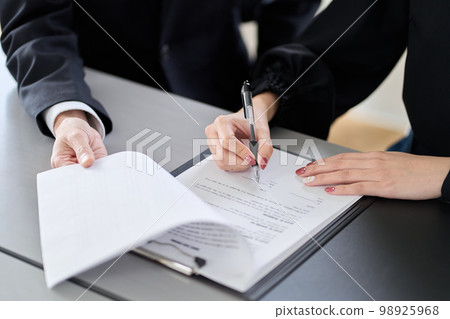 簽合同的亞裔婦女 簽合同的亞裔婦女 98925968