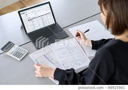 準備納稅申報文件的亞裔婦女 98925981