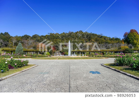 大麗花盛開與藍天背景大噴泉的協作場景 大麗花盛開與藍天背景大噴泉的協作場景 98926053