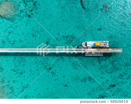 1 月,一艘高速船停靠在沖繩偏遠島嶼 Nagannu 島的碼頭 1 月,一艘高速船停靠在沖繩偏遠島嶼 Nagannu 島的碼頭 98926619