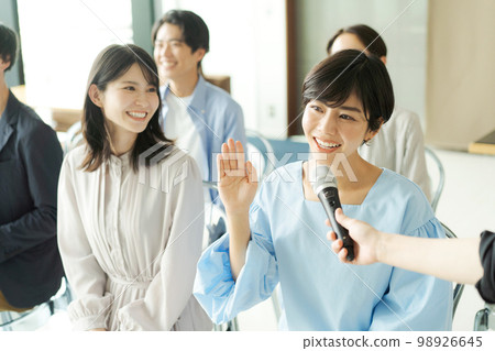 男女參加研討會 98926645