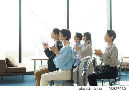 Men and women participating in the seminar 98927080