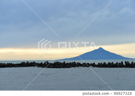 Blue Rishiri Fuji Teshio River Estuary and Tetrapod Photo Material August [地點：北海道天鹽町] 98927328