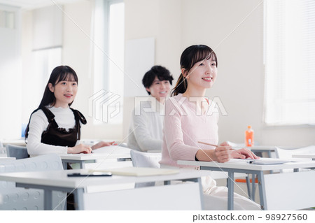 喜歡參加研討會的社會青年 喜歡參加研討會的社會青年 98927560