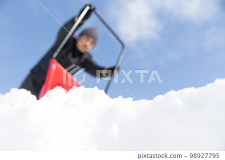 Men removing snow 98927795