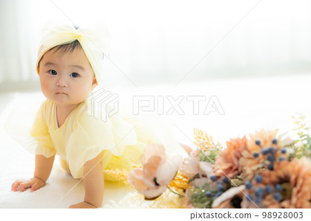 穿黃色衣服的嬰兒 98928003