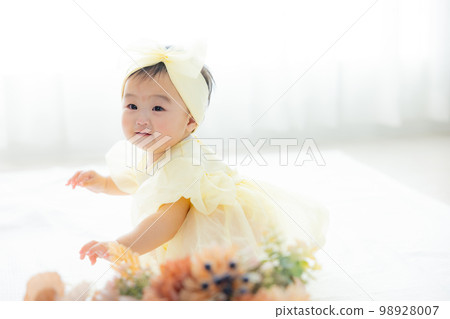 baby in yellow dress 98928007