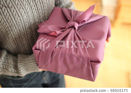 A woman who has a year-end gift or souvenir 98928175