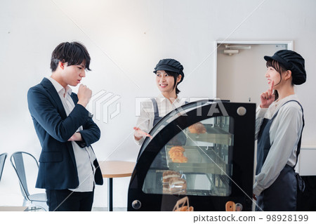 商人在糕點店買糖果 98928199