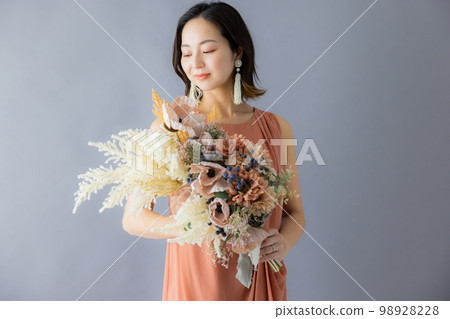 Woman with a bouquet 98928228
