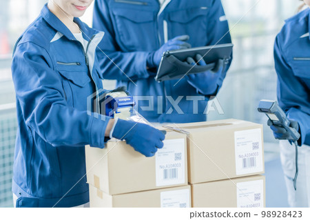 出貨檢驗組確認包裝狀態 Faceless 98928423