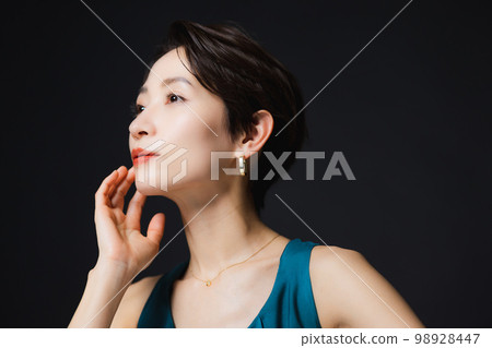短頭髮的女人 98928447