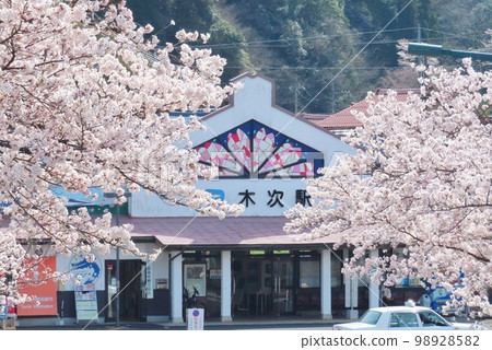 [Shimane Prefecture] Kisuki Station with cherry blossoms in full bloom 98928582