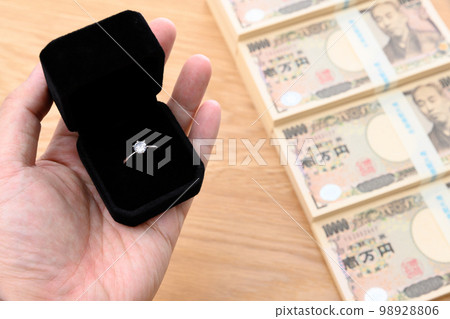 用於結婚戒指、儀式和珠寶的錢 行業市場價格：百萬日元一疊 1000 萬日元 2022 年 10,000 日元鈔票 98928806