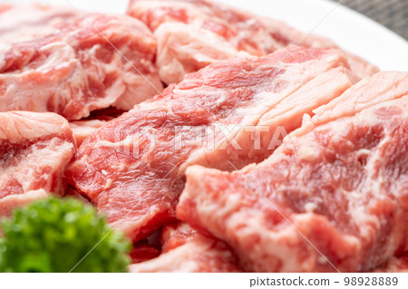 用於烤肉的牛肉特寫鏡頭。 98928889