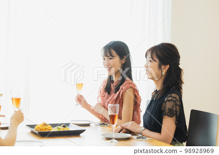Women's party, drinking party Women's party, drinking party 98928969