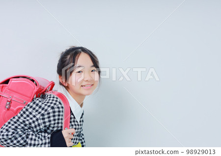 背著書包看著相機的女孩 98929013