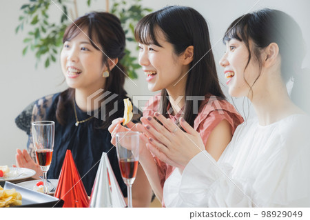 Girls' party image 98929049