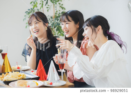 Girls' party image 98929051