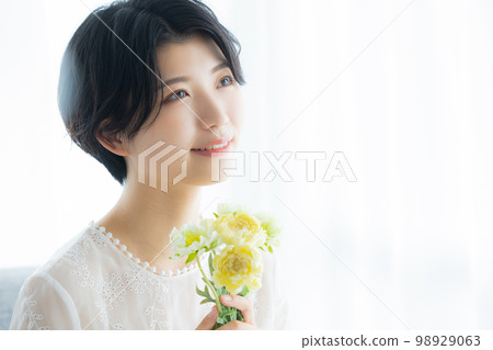 A woman with flowers 98929063