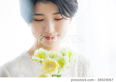 有花的一名婦女 98929067