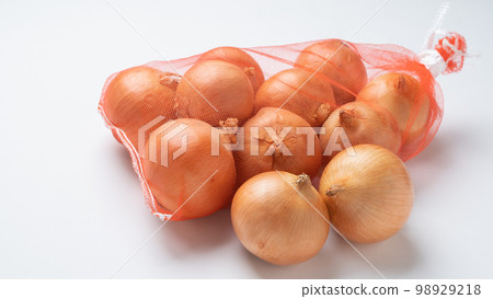 onions in a vegetable net 98929218