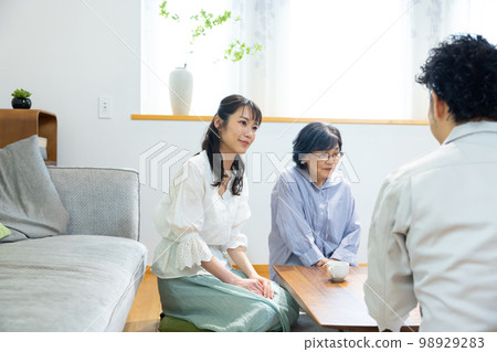 穿工作服的男人、高級女性和年輕女性 98929283