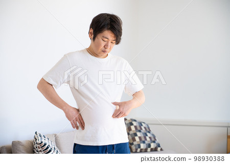 捏皮下脂肪的年輕人 98930388