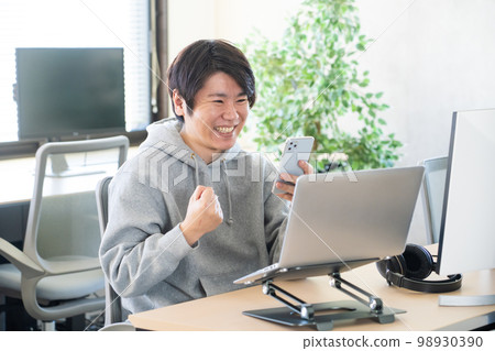 演奏膽量姿勢的年輕人 98930390