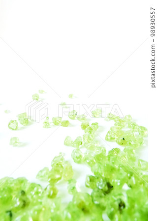Scattered peridot background material 98930557