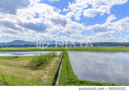 Zao Town, Miyagi Prefecture Zao with paddy fields and remaining snow Zao Town, Miyagi Prefecture Zao with paddy fields and remaining snow 98930582