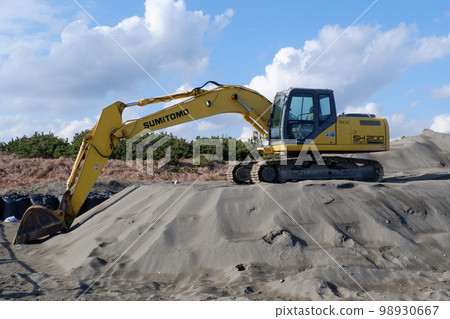 在海岸侵蝕控制建造場所的挖掘機 98930667