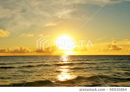 Okinawa Miyakojima, the sea at dusk Okinawa Miyakojima, the sea at dusk 98930864