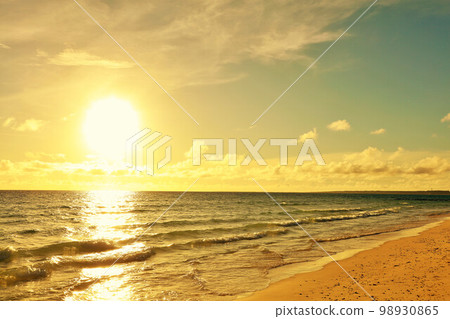 Okinawa Miyakojima, the sea at dusk 98930865