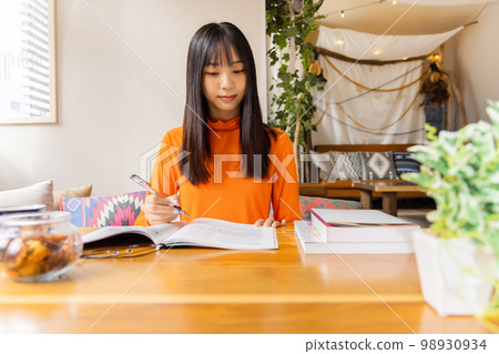 為考試而學習的年輕女子 98930934