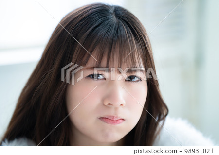 沮喪的女人 98931021