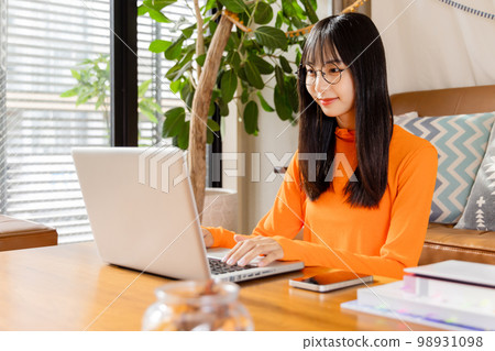 使用膝上型計算機的一個少婦 98931098