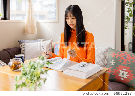 為資格學習的年輕女子 為資格學習的年輕女子 98931288