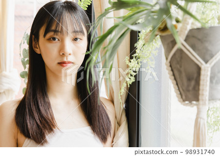 站立在窗口的一個少婦 98931740