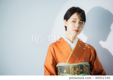 一個穿著橙色訪問禮服的女人 98932166