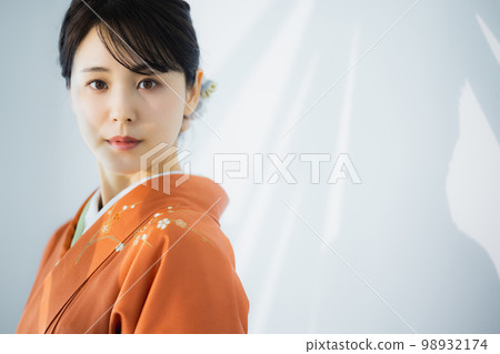 A woman in an orange visiting dress 98932174